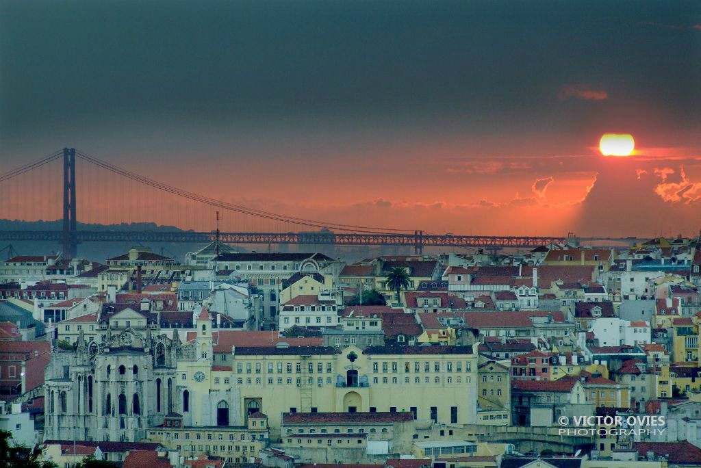 LISBOA - PONTE 25 DE ABRIL E POR DO SOL DESDE O LARGO DA GRACA